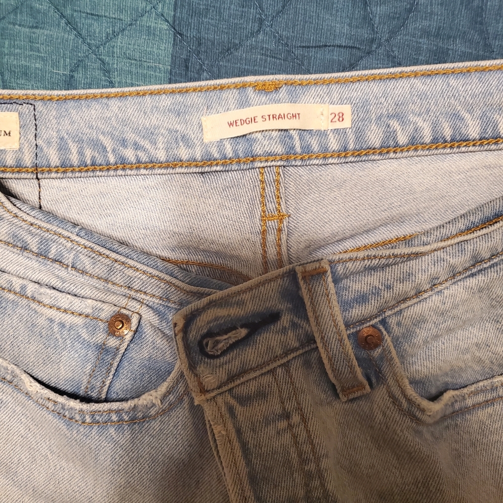 Wedgie straight  28 abit of discoloration